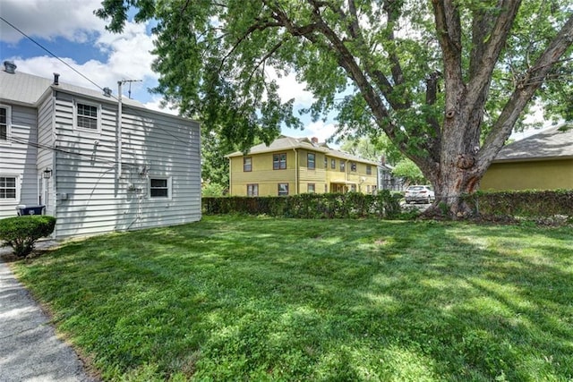 627 E Meyer Blvd, Kansas City, MO 64131 - view of grassy yard