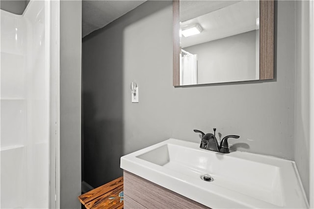 8315 Laurel Ave, Raytown, MO 64138 - full bathroom featuring vanity and curtained shower