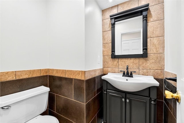 2623 W 131st St, Olathe, KS 66061 - bathroom featuring tile walls and vanity