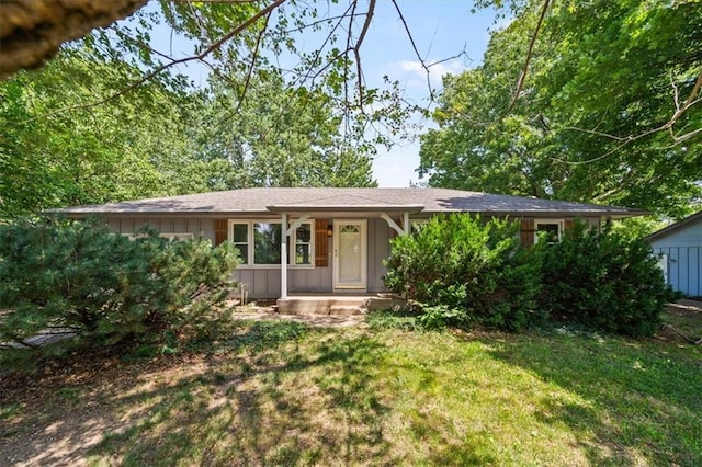 7 Hi View Ridge Dr, Archie, MO 64725 - single story home with board and batten siding, a front lawn, and covered porch