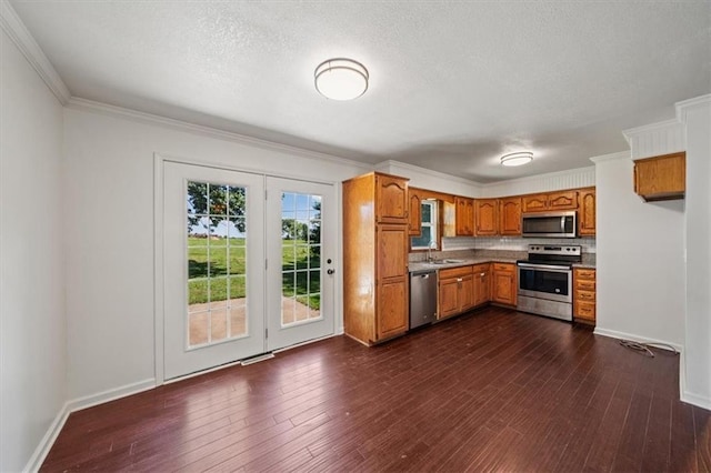 7 Hi View Ridge Dr, Archie, MO 64725 - kitchen with stainless steel appliances, dark wood-style floors, brown cabinets, a textured ceiling, and tasteful backsplash