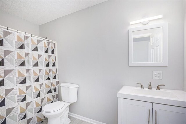 4937 Highland Ave, Kansas City, MO 64110 - full bath featuring vanity and curtained shower