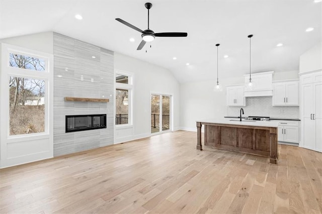 3932 SW Flinkrock Dr, Lees Summit, MO 64082 - kitchen featuring vaulted ceiling, open floor plan, plenty of natural light, light wood-style floors, and a ceiling fan