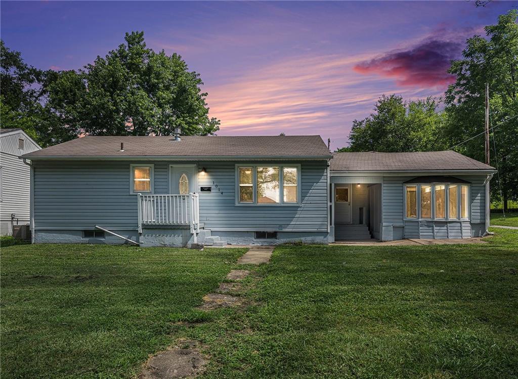 1014 Cheyenne St, Leavenworth, KS 66048 - view of front of house with a yard