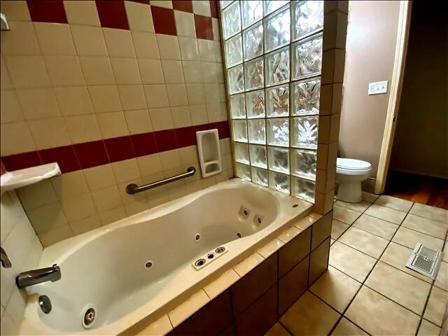 4738 Norton Cir, Kansas City, MO 64128 - full bath featuring toilet and tile patterned floors