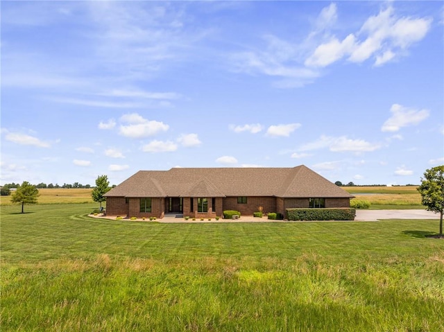 1001 E Park Rd, Garnett, KS 66032 - ranch-style house featuring brick siding, a front lawn, and roof with shingles