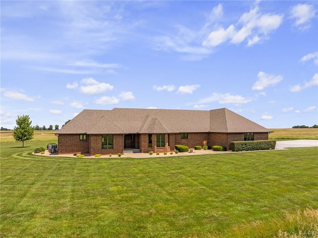 1001 E Park Rd, Garnett, KS 66032 - view of front facade featuring a front yard and brick siding