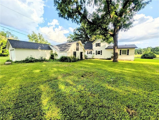 710 E Vine St, Iola, KS 66749 - back of property featuring a yard
