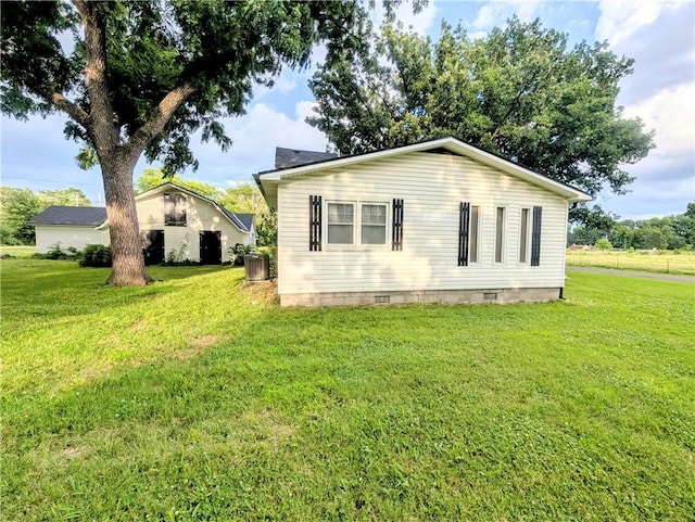 710 E Vine St, Iola, KS 66749 - view of side of property with crawl space and a lawn