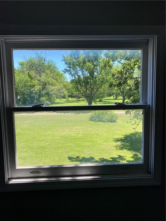 710 E Vine St, Iola, KS 66749 - detailed view