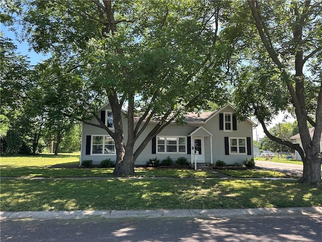 131 E Warren St, Gardner, KS 66030 - view of front of property featuring a front lawn
