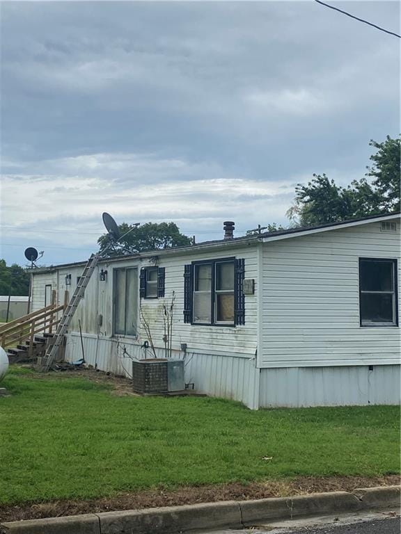 101 E Vine St, Arcadia, KS 66711 - view of front of property with a front lawn