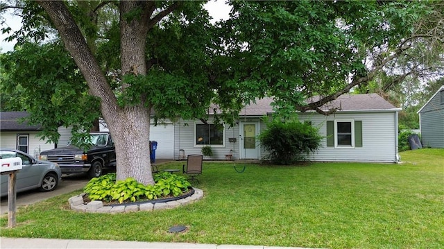 1736 Brook St, Lawrence, KS 66044 - view of front facade featuring a front lawn