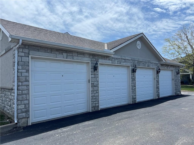 11681 S Roundtree St, Olathe, KS 66061 - view of garage