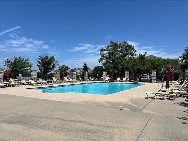 11681 S Roundtree St, Olathe, KS 66061 - community pool with a patio
