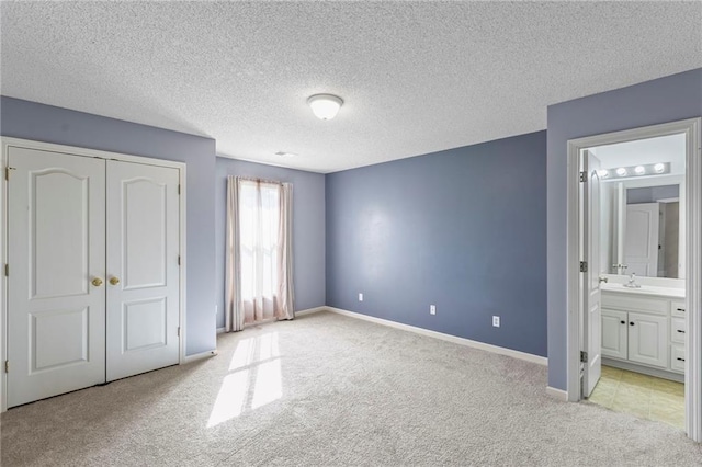 2712 SW Carlton Dr, Lees Summit, MO 64082 - unfurnished bedroom featuring carpet flooring, a closet, ensuite bath, and a textured ceiling