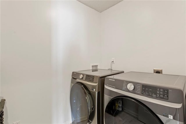 2712 SW Carlton Dr, Lees Summit, MO 64082 - laundry area with washing machine and clothes dryer