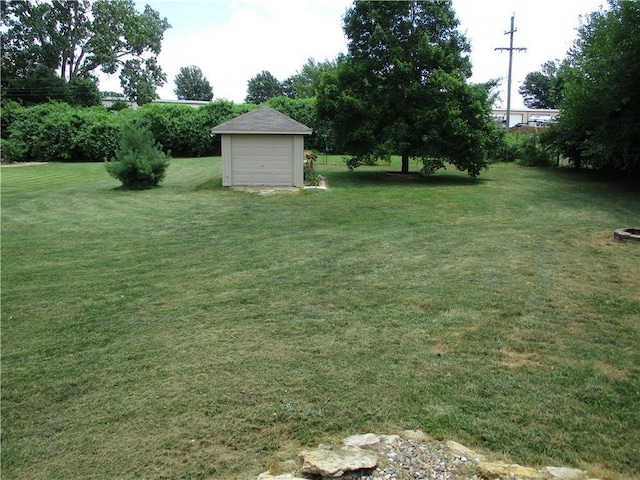 8265 Gleason Rd, Lenexa, KS 66227 - view of green lawn featuring an outdoor structure