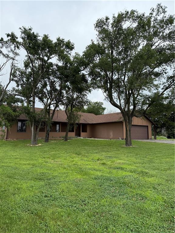 1011 N Arrowhead Dr, Burlington, KS 66839 - single story home featuring an attached garage, driveway, and a front yard
