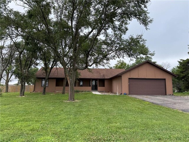 1011 N Arrowhead Dr, Burlington, KS 66839 - single story home with an attached garage and asphalt driveway