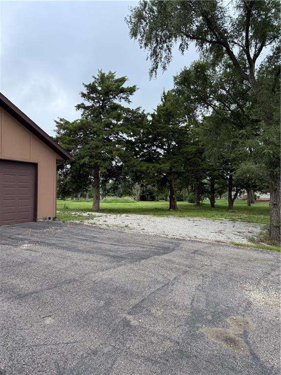 1011 N Arrowhead Dr, Burlington, KS 66839 - view of yard