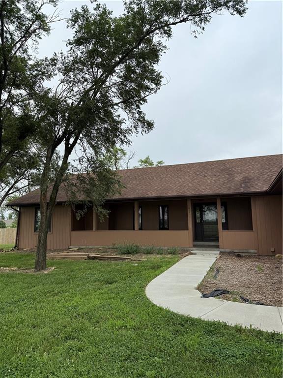 1011 N Arrowhead Dr, Burlington, KS 66839 - ranch-style house with a front lawn and a shingled roof