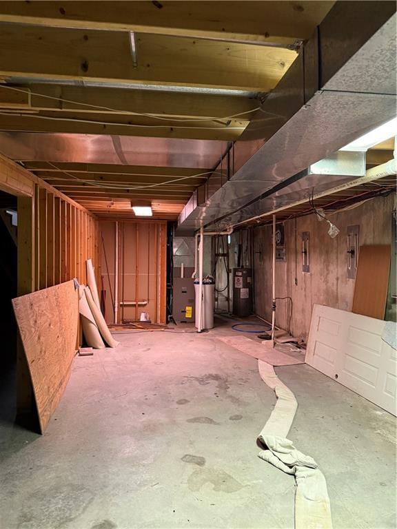 1011 N Arrowhead Dr, Burlington, KS 66839 - unfinished basement with water heater
