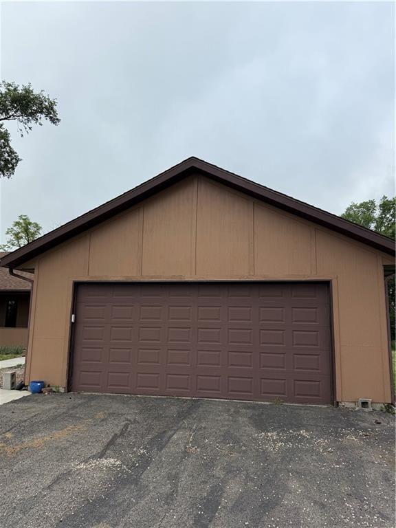 1011 N Arrowhead Dr, Burlington, KS 66839 - view of garage