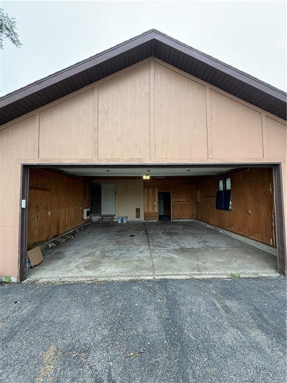 1011 N Arrowhead Dr, Burlington, KS 66839 - garage with asphalt driveway