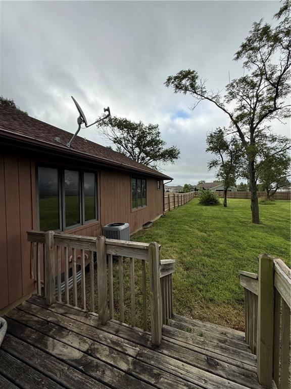 1011 N Arrowhead Dr, Burlington, KS 66839 - view of wooden terrace