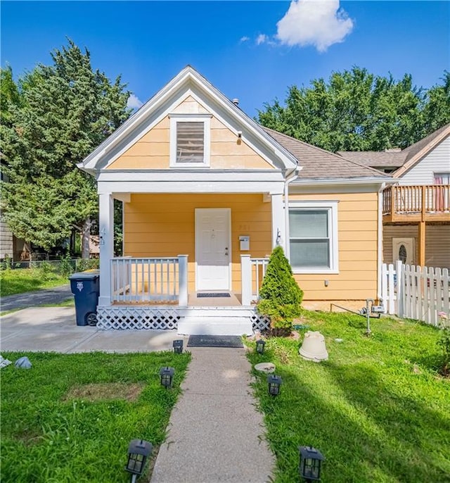 321 Oakley Ave, Kansas City, MO 64123 - view of front facade with a porch