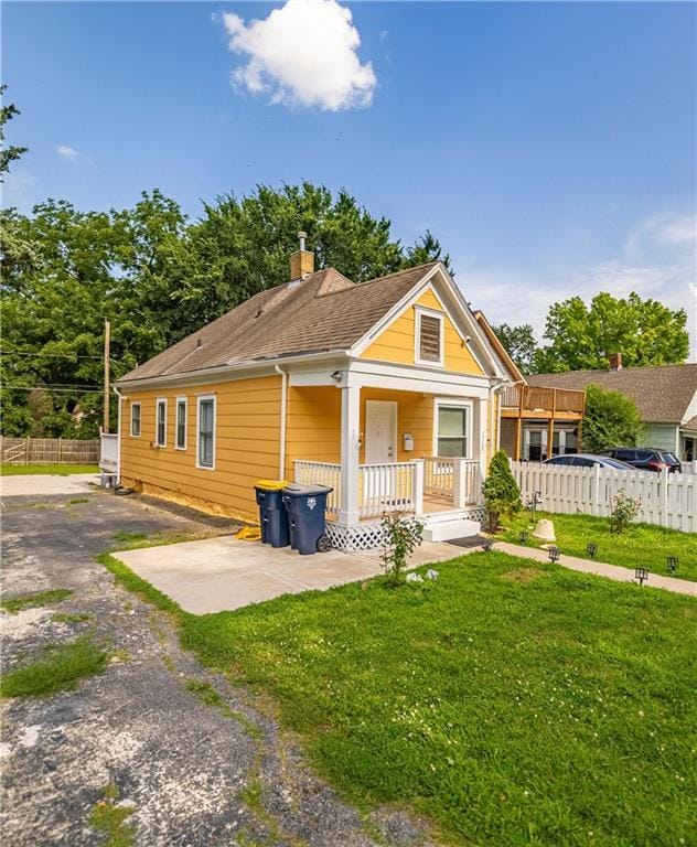 321 Oakley Ave, Kansas City, MO 64123 - view of front of house with a chimney and a porch