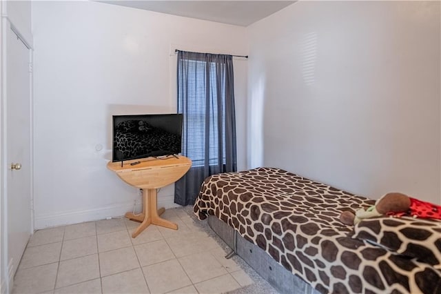 321 Oakley Ave, Kansas City, MO 64123 - tiled bedroom with baseboards