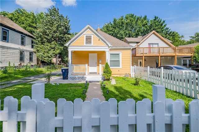 321 Oakley Ave, Kansas City, MO 64123 - view of front of home featuring a porch and a fenced front yard