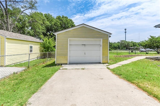2731 S Northern Blvd, Independence, MO 64052 - detached garage with driveway