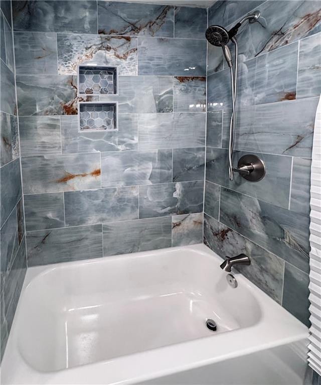 3635 Wabash Ave, Kansas City, MO 64109 - full bath featuring shower / washtub combination