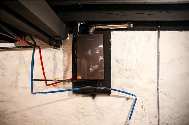 3635 Wabash Ave, Kansas City, MO 64109 - utilities featuring water heater