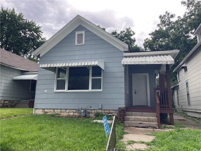812 N 9th St, Leavenworth, KS 66048 - view of front facade featuring a front lawn