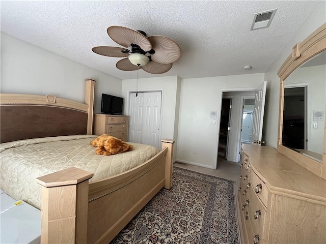 505 Williamsburg Dr, Lees Summit, MO 64063 - bedroom featuring a textured ceiling, a ceiling fan, a closet, and carpet floors
