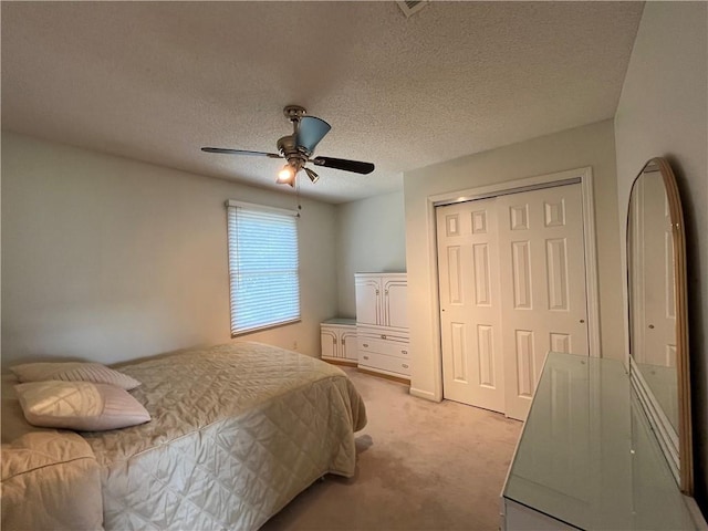 505 Williamsburg Dr, Lees Summit, MO 64063 - bedroom featuring light colored carpet, a closet, a textured ceiling, and a ceiling fan