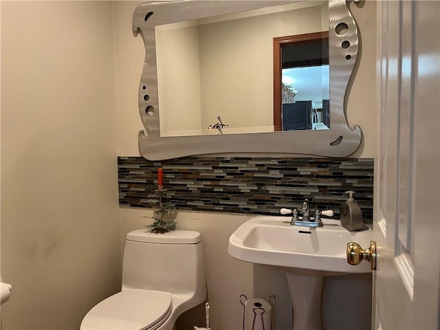 505 Williamsburg Dr, Lees Summit, MO 64063 - bathroom with tasteful backsplash