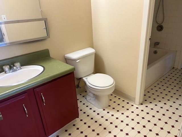 3600 Gabriel Ave Unit 303, Parsons, KS 67357 - full bath with vanity and washtub / shower combination