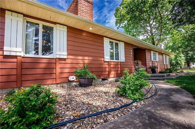 601 W 14th St, Pleasanton, KS 66075 - view of front facade featuring a chimney