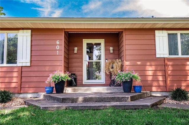 601 W 14th St, Pleasanton, KS 66075 - view of exterior entry featuring a porch