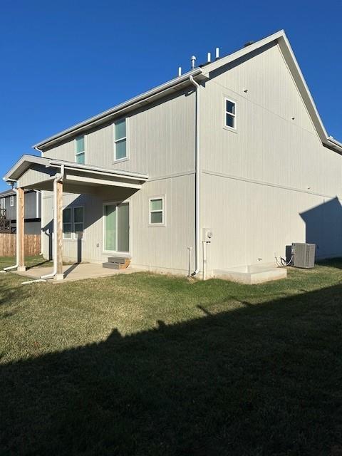 1309 N 4th St E, Louisburg, KS 66053 - back of property with a lawn and a patio