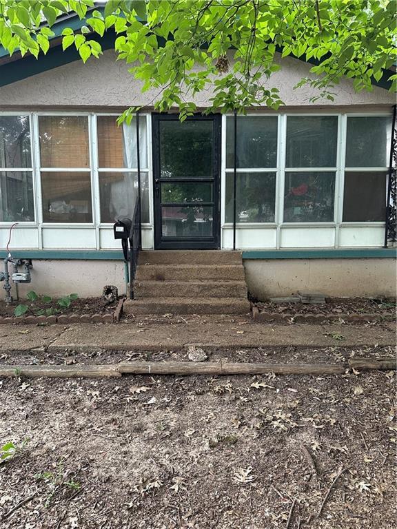 1906 S Willow Ave, Independence, MO 64052 - property entrance