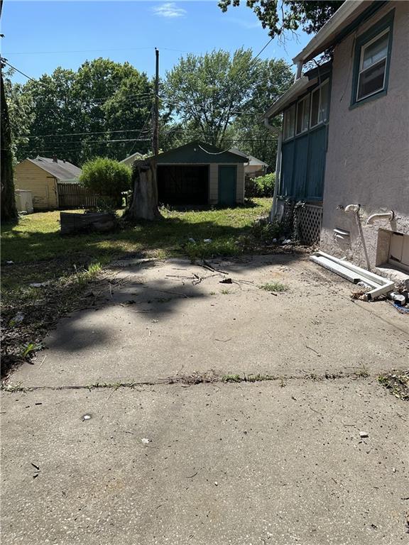 1906 S Willow Ave, Independence, MO 64052 - view of yard featuring an outdoor structure