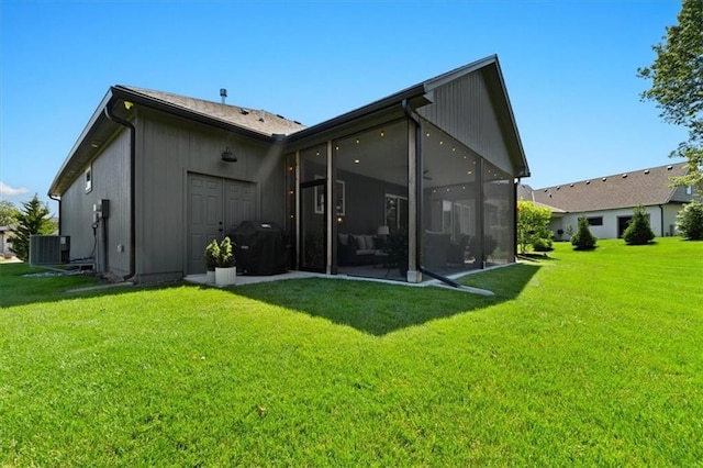 13 Tahoma Rdg, Lake Winnebago, MO 64034 - rear view of property featuring a lawn and a sunroom