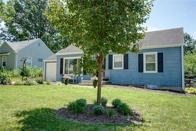 1421 W 28th Ter, Independence, MO 64052 - view of front of property featuring a front lawn and a shingled roof