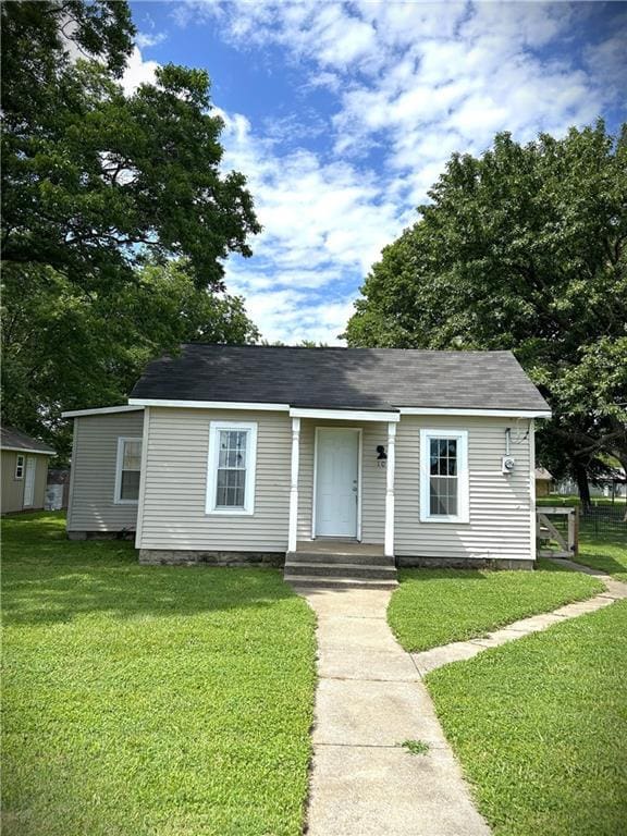 108 W Main St, Arma, KS 66712 - view of front of home featuring roof with shingles